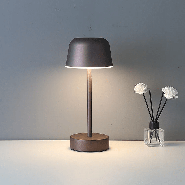 Aurena LED bordlampe fra Luminex i lyst moderne design
