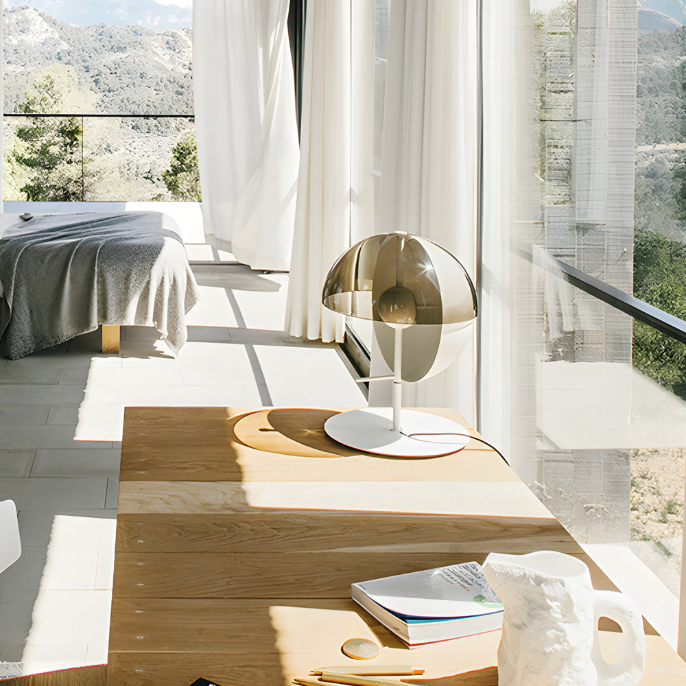 Lyra bordslampa med vertikal halvsfär rökt skärm