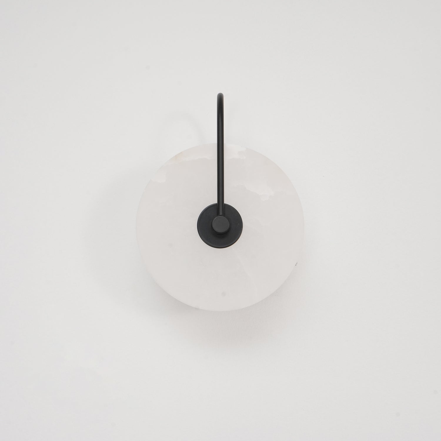 LumaAlba Alabastro Lampada da Parete LED a Disco con Braccio Nero