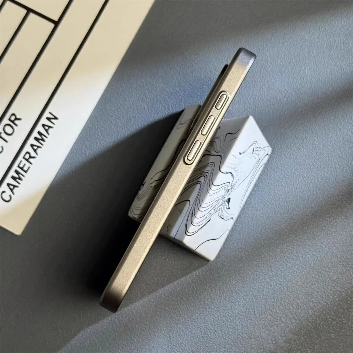 כיסוי וולארו דק ועמיד לזעזועים לאייפון עם הגנה ברמת צבא ועיצוב דק ואלגנטי