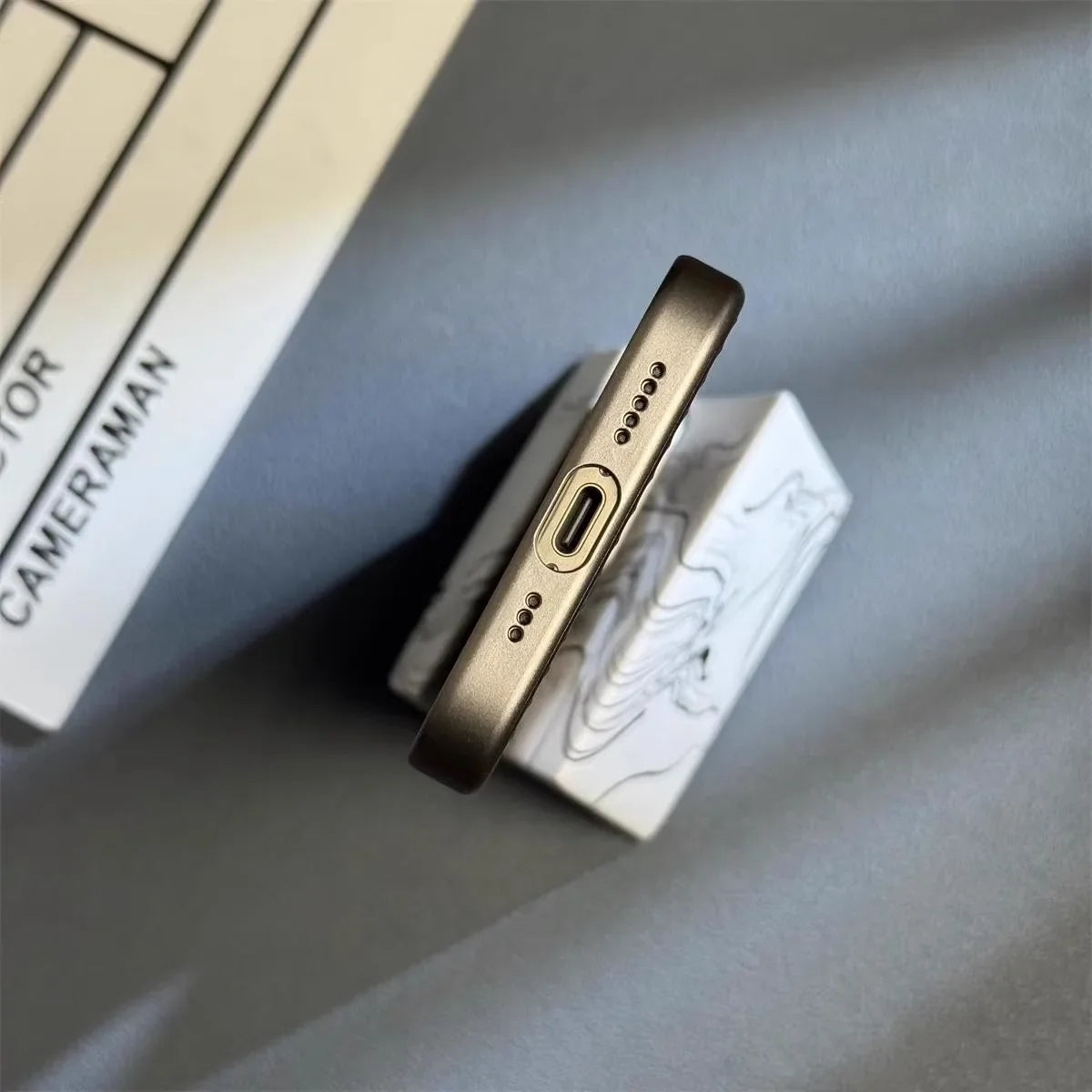 כיסוי וולארו דק ועמיד לזעזועים לאייפון עם הגנה ברמת צבא ועיצוב דק ואלגנטי